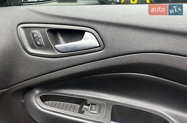 Внедорожник / Кроссовер Ford Escape 2018 в 