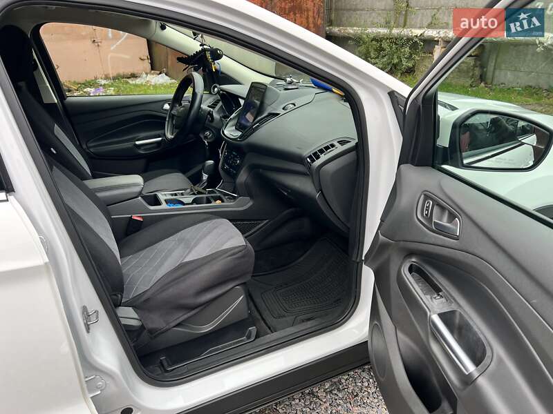 Внедорожник / Кроссовер Ford Escape 2017 в Александрие