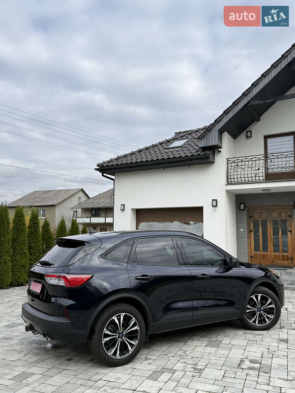 Позашляховик / Кросовер Ford Escape 2021 в Сваляві