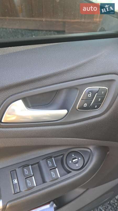 Внедорожник / Кроссовер Ford Escape 2015 в Нововолынске