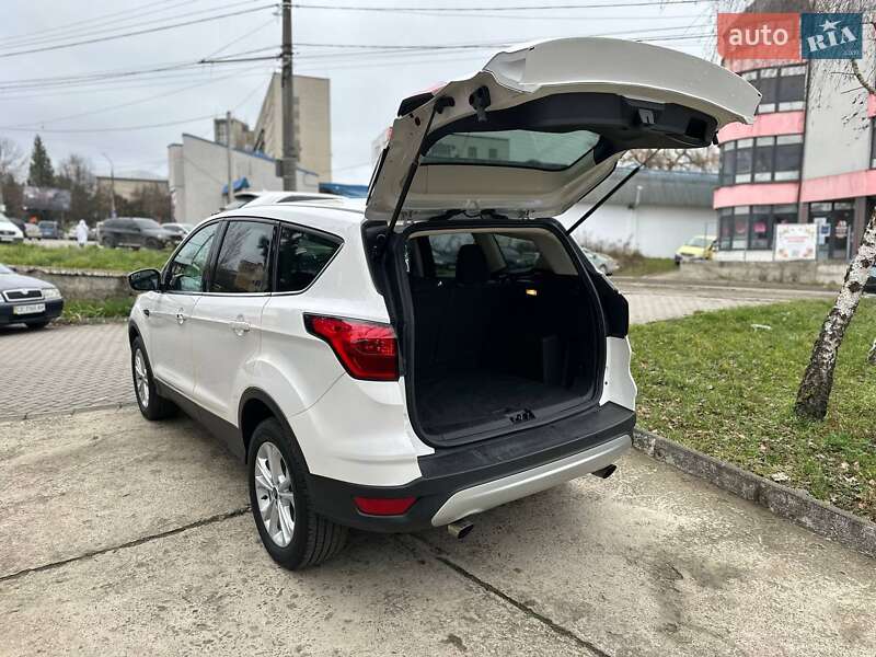 Внедорожник / Кроссовер Ford Escape 2019 в Черновцах
