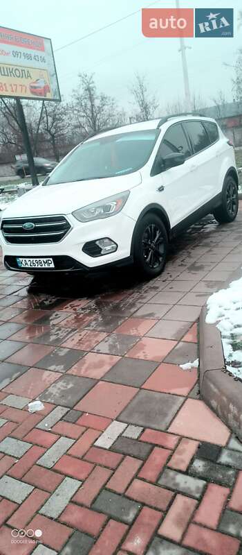 Внедорожник / Кроссовер Ford Escape 2017 в Буштыне