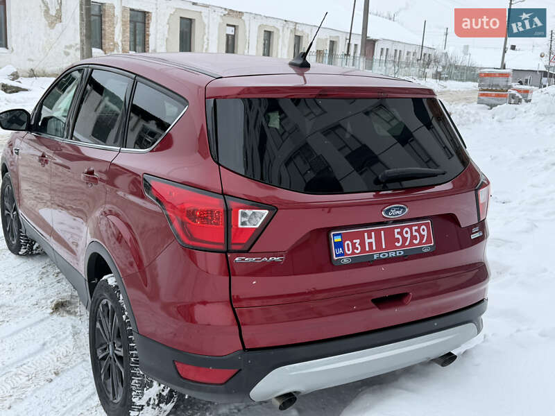 Внедорожник / Кроссовер Ford Escape 2019 в Дубно