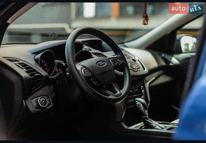 Внедорожник / Кроссовер Ford Escape 2017 в Угорниках