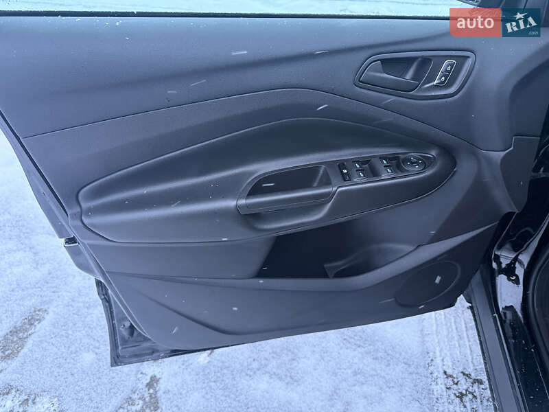 Внедорожник / Кроссовер Ford Escape 2016 в Полтаве