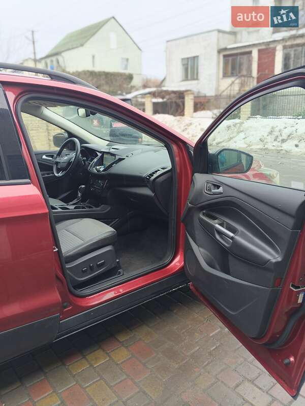 Позашляховик / Кросовер Ford Escape 2017 в Рівному