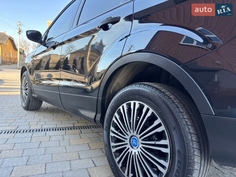Внедорожник / Кроссовер Ford Escape 2017 в Ивано-Франковске