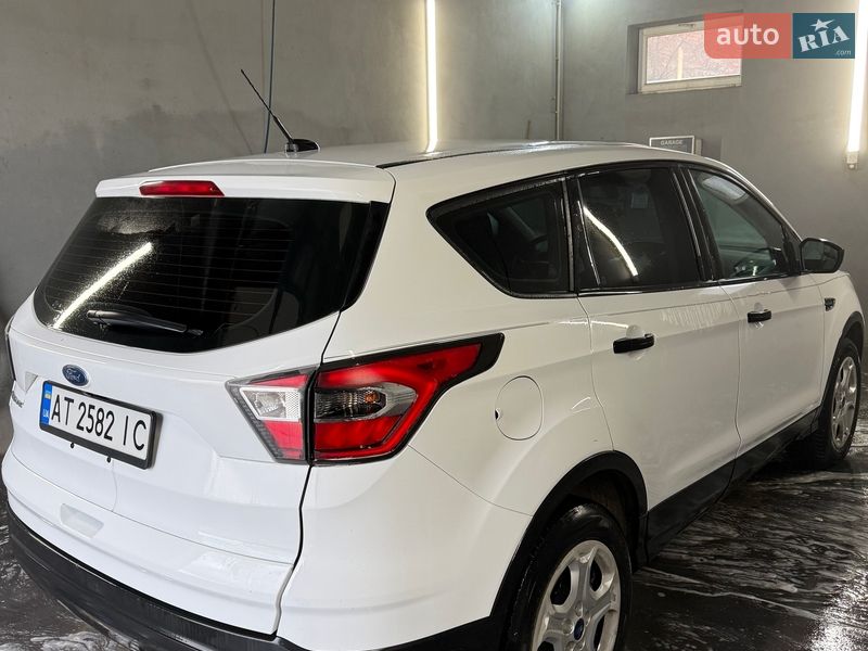 Внедорожник / Кроссовер Ford Escape 2016 в Тысменице