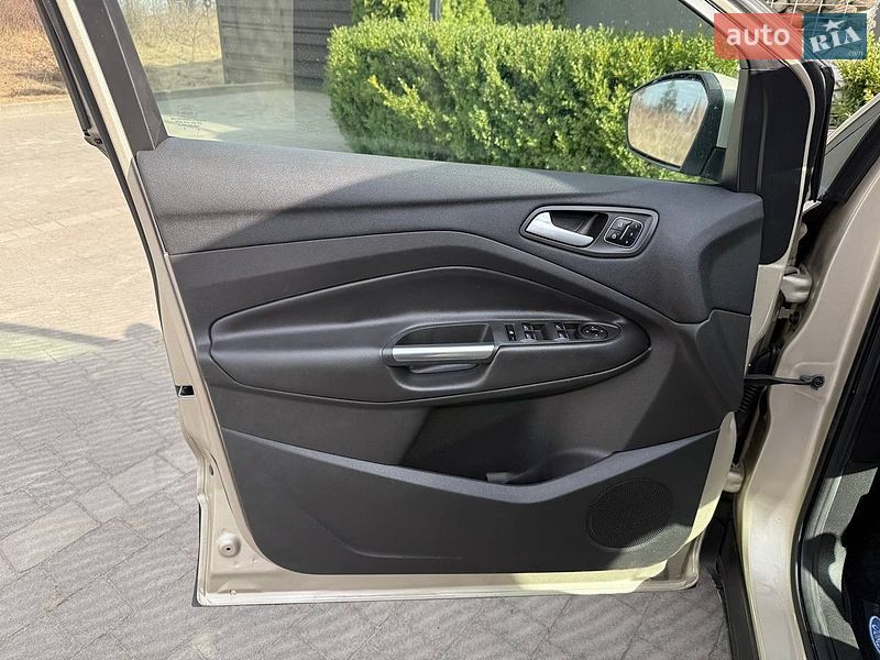 Внедорожник / Кроссовер Ford Escape 2017 в Стрые