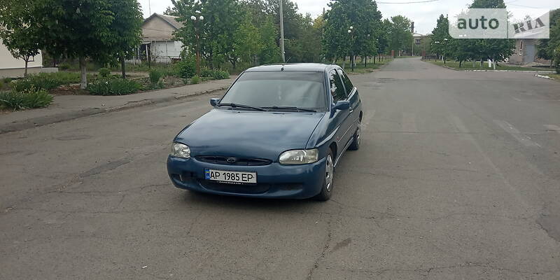 Хэтчбек Ford Escort 1995 в Веселом