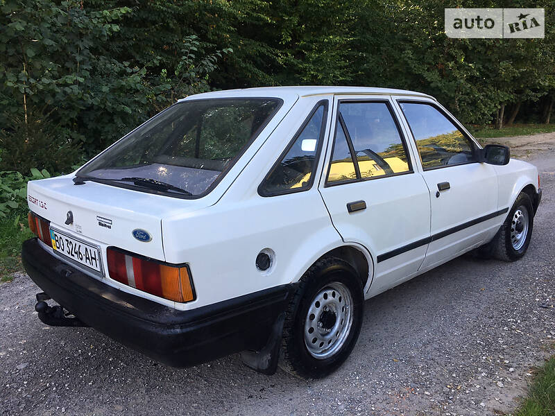 Хэтчбек Ford Escort 1988 в Збараже