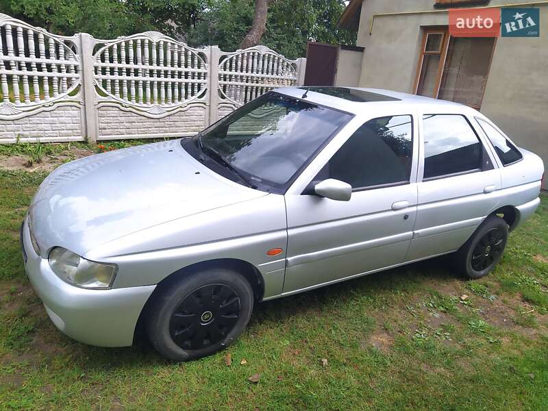 Хэтчбек Ford Escort 1995 в Ровно