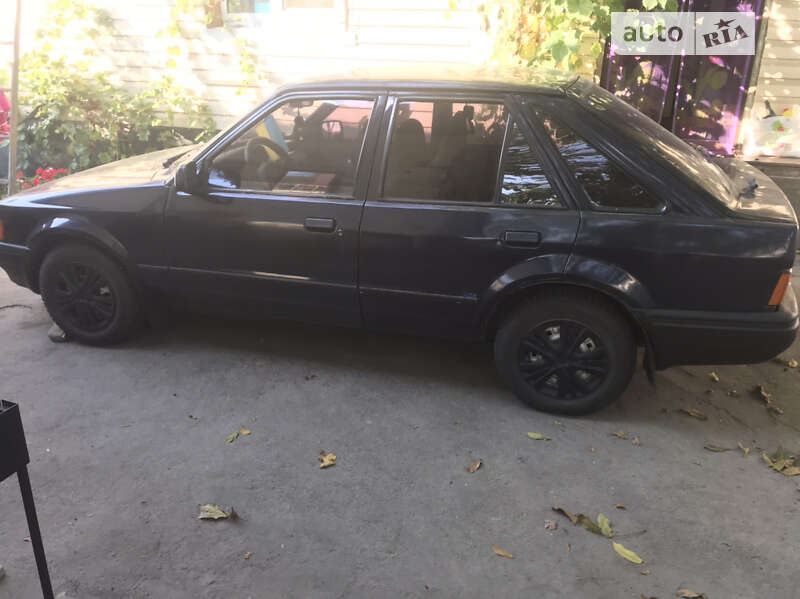 Хэтчбек Ford Escort 1989 в 