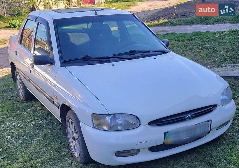Седан Ford Escort 1995 в Прилуках