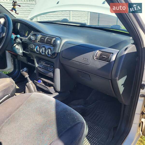 Седан Ford Escort 1995 в Прилуках