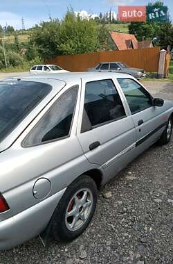 Хэтчбек Ford Escort 1996 в 