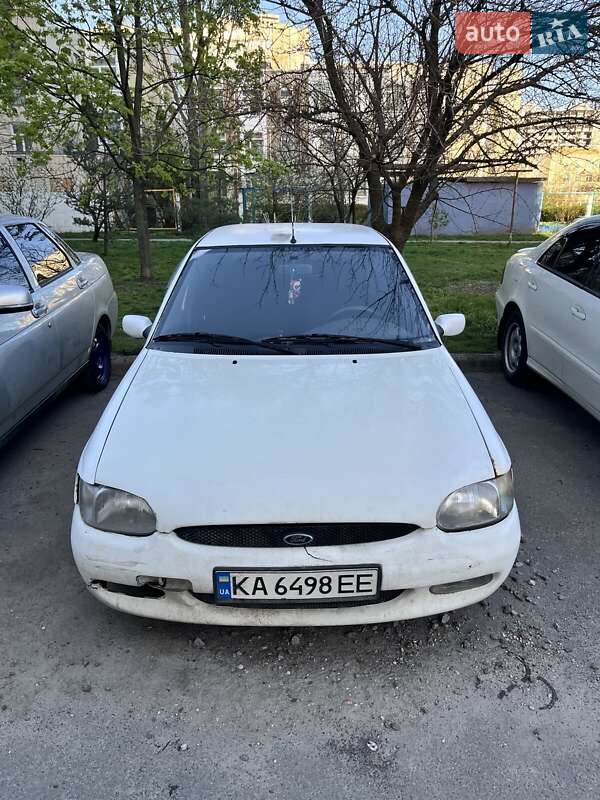 Хэтчбек Ford Escort 2000 в 