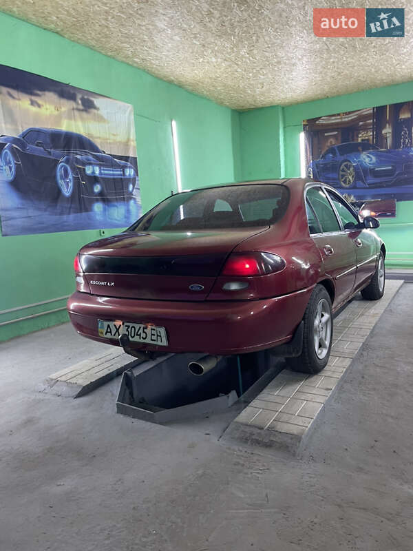 Седан Ford Escort 1996 в Краснокутске