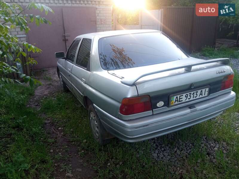 Седан Ford Escort 1992 в Кривом Роге