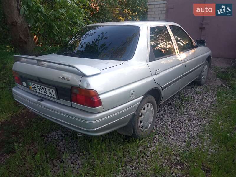 Седан Ford Escort 1992 в Кривом Роге