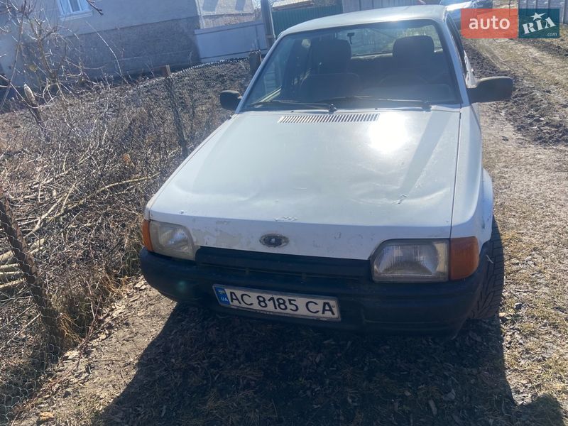 Хетчбек Ford Escort 1987 в Острозі
