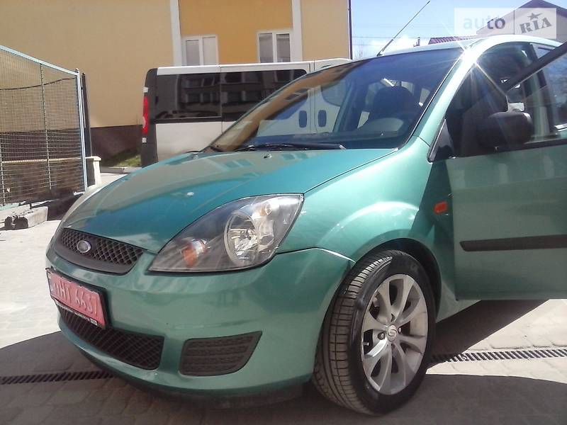 Хэтчбек Ford Fiesta 2006 в 