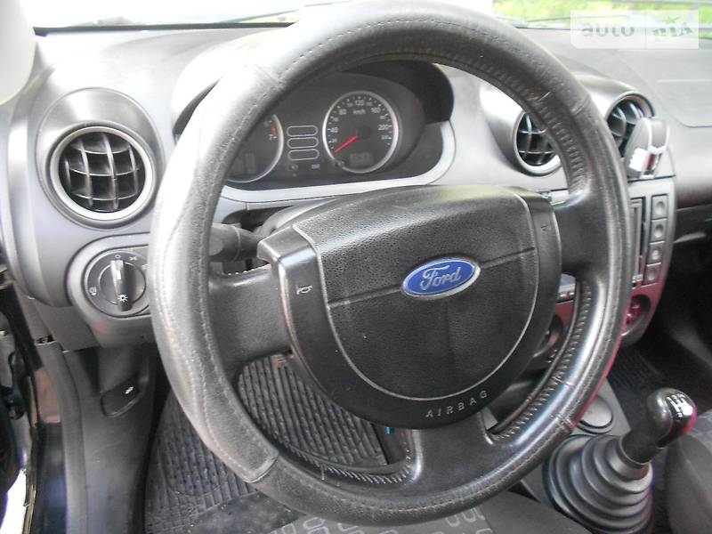 Хэтчбек Ford Fiesta 2004 в Нововолынске