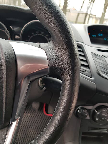 Хетчбек Ford Fiesta 2015 в Дніпрі