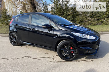 Хэтчбек Ford Fiesta 2016 в 