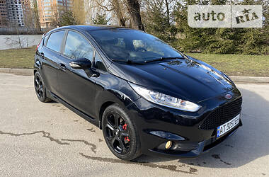Хэтчбек Ford Fiesta 2016 в 
