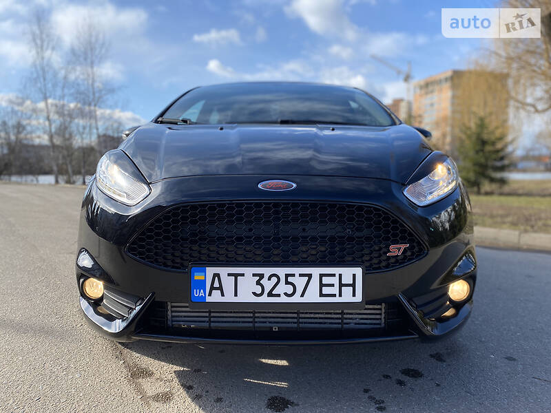 Хетчбек Ford Fiesta 2016 в Івано-Франківську