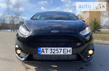 Хэтчбек Ford Fiesta 2016 в 
