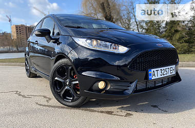 Хэтчбек Ford Fiesta 2016 в 