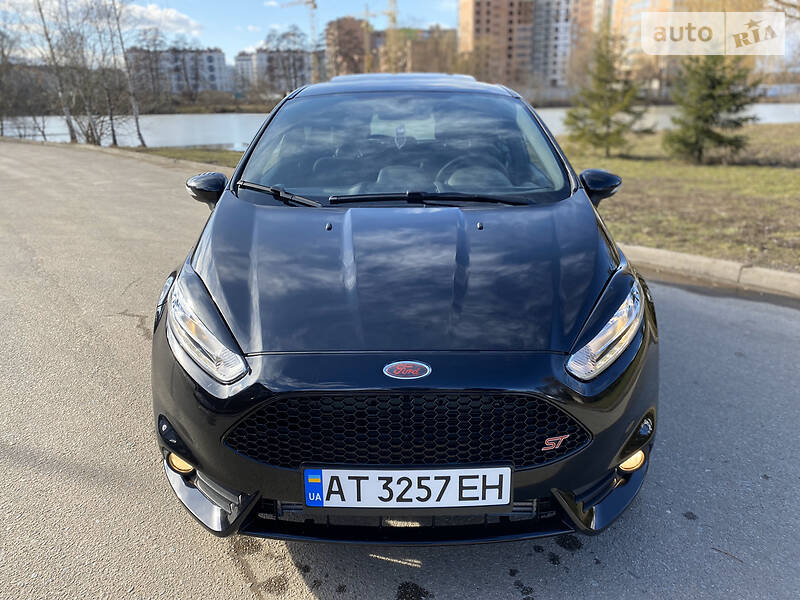 Хетчбек Ford Fiesta 2016 в Івано-Франківську