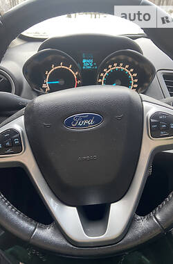 Хетчбек Ford Fiesta 2015 в Дніпрі