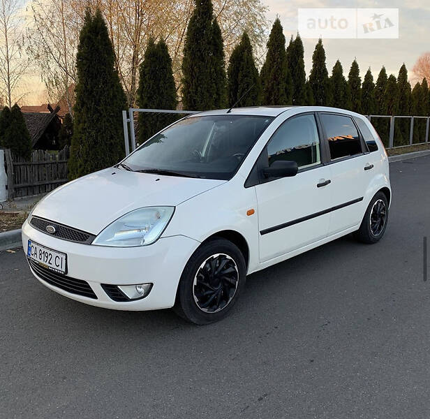 Хэтчбек Ford Fiesta 2003 в Смеле