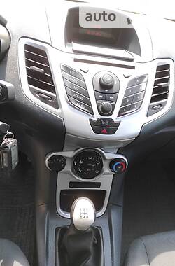 Хэтчбек Ford Fiesta 2012 в 