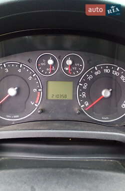 Хэтчбек Ford Fiesta 2005 в 