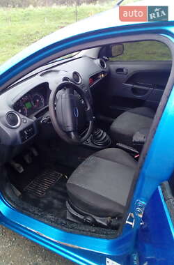 Хэтчбек Ford Fiesta 2005 в 