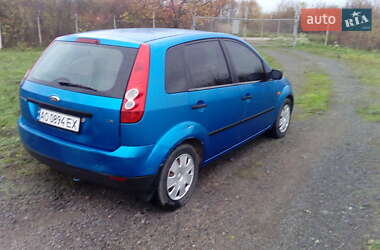 Хэтчбек Ford Fiesta 2005 в 
