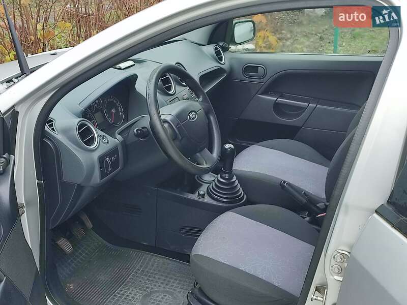 Хэтчбек Ford Fiesta 2006 в Львове