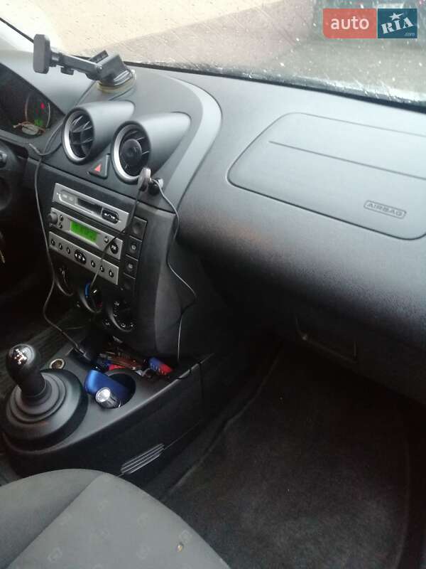Хетчбек Ford Fiesta 2005 в Дніпрі