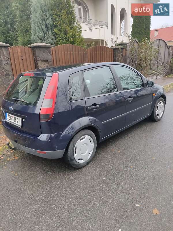 Хэтчбек Ford Fiesta 2005 в 