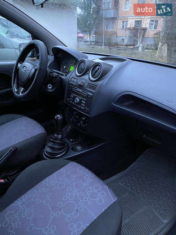 Хетчбек Ford Fiesta 2008 в Чернівцях