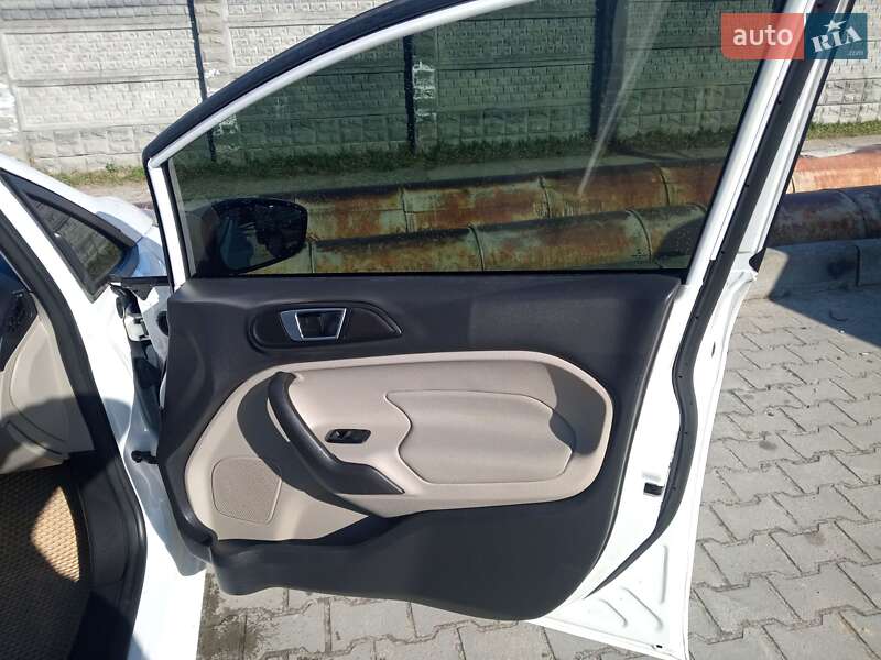 Седан Ford Fiesta 2016 в Новояворовске фото 6 Седан Ford Fiesta 2016 в Новояворовске