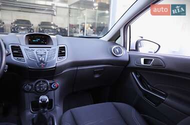 Хэтчбек Ford Fiesta 2015 в 