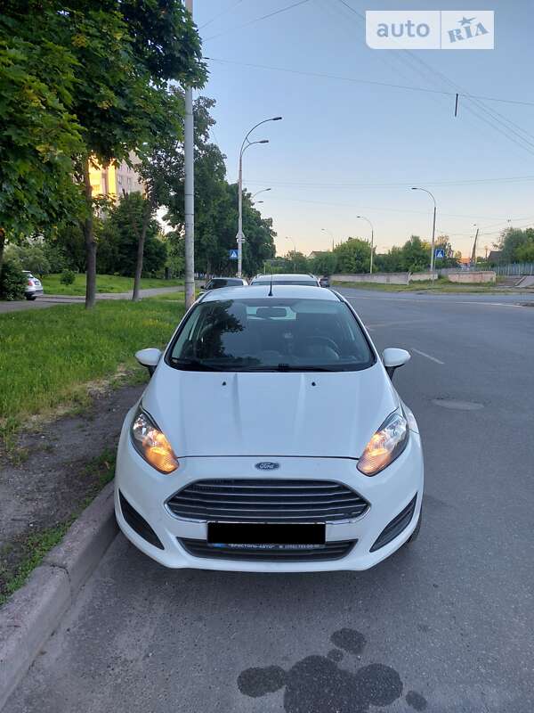 Хэтчбек Ford Fiesta 2015 в Киеве