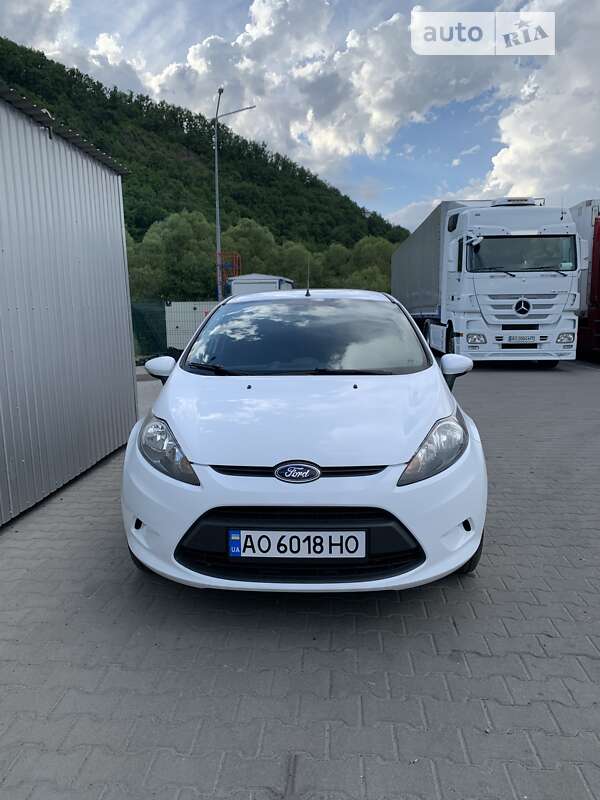 Хэтчбек Ford Fiesta 2012 в Мукачево