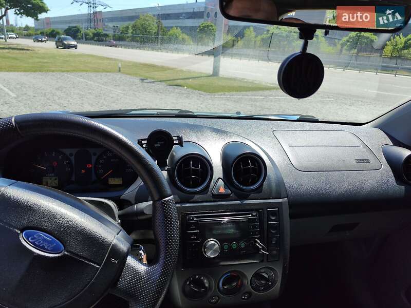 Хэтчбек Ford Fiesta 2002 в Днепре