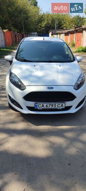 Хэтчбек Ford Fiesta 2016 в 
